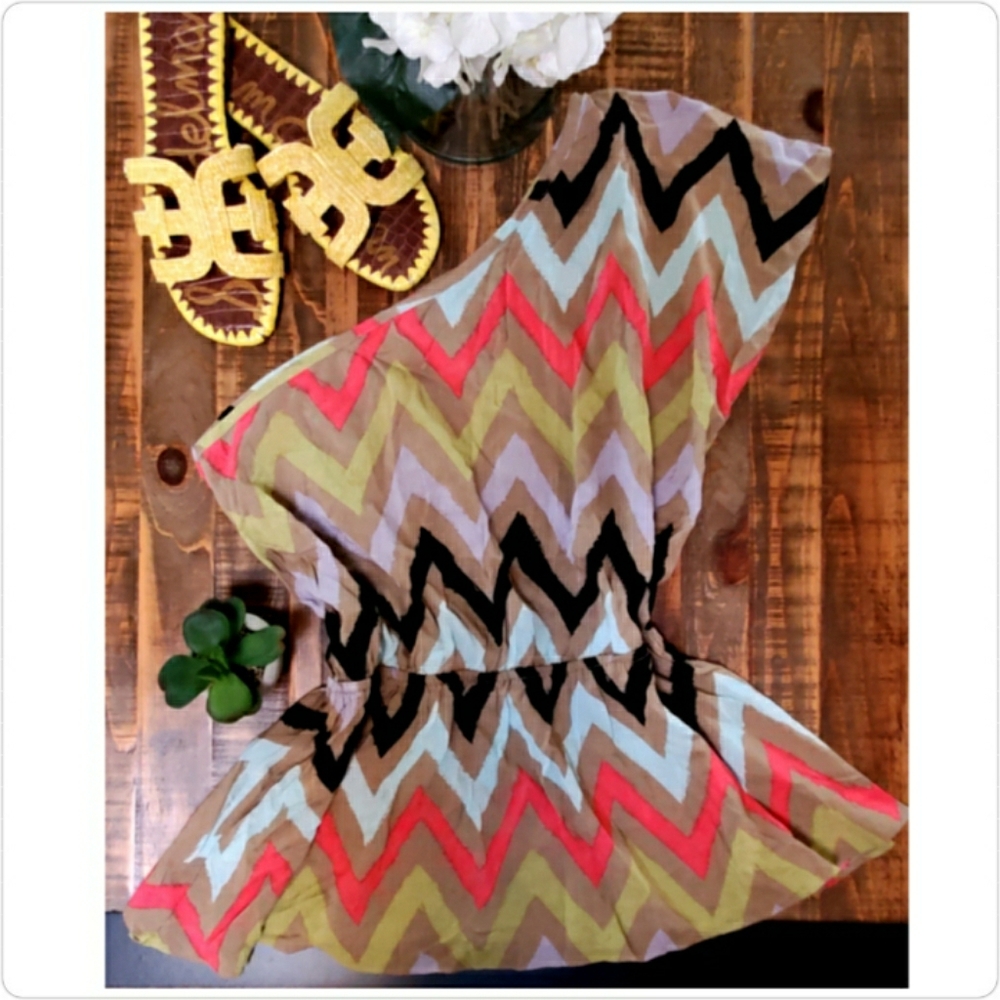 Super cute BCBG asymmetrical peplum top🌺